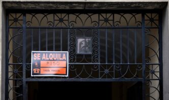 Fachada de prédios residenciais em área urbana na Espanha.