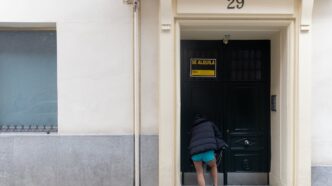 Vista urbana de prédios residenciais na Espanha representando o mercado de aluguel.