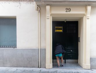 Vista urbana de prédios residenciais na Espanha representando o mercado de aluguel.