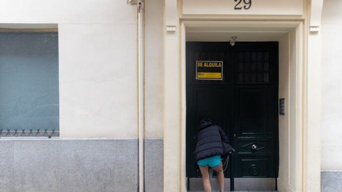 Vista urbana de prédios residenciais na Espanha representando o mercado de aluguel.