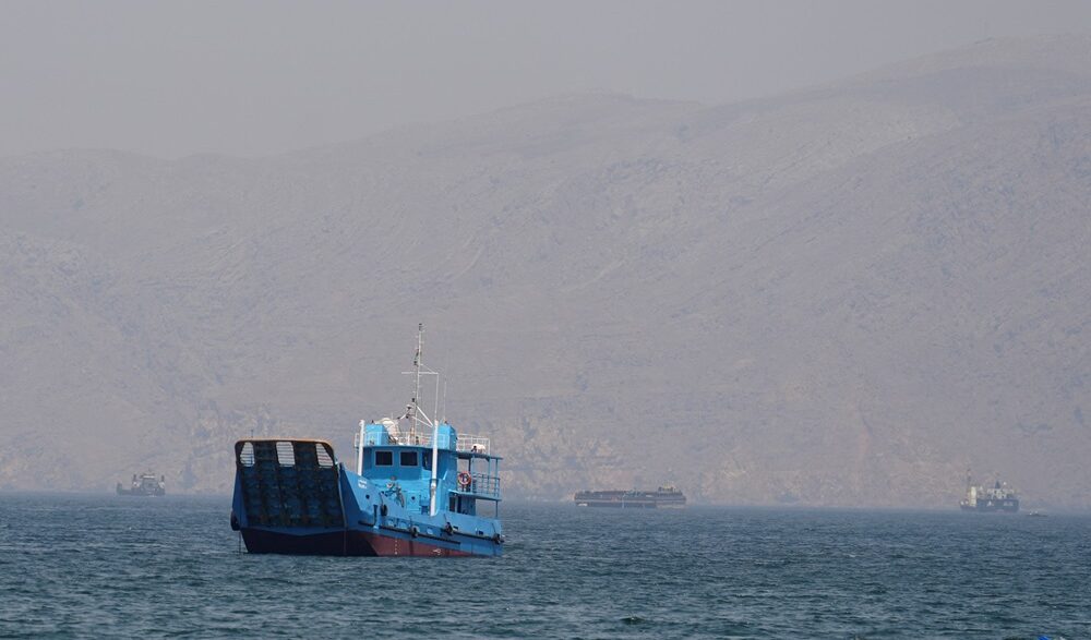 Navio-tanque interceptado por forças militares em águas internacionais.