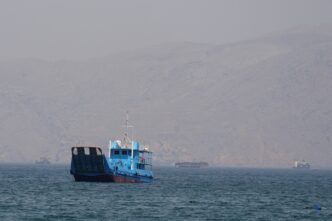 Navio-tanque interceptado por forças militares em águas internacionais.
