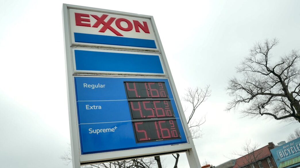Plataformas de petróleo operam na bacia do Pérmico, principal região produtora dos EUA.