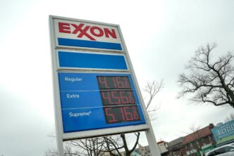 Plataformas de petróleo operam na bacia do Pérmico, principal região produtora dos EUA.