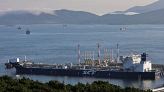 Petroleiro atracado no terminal de Kozmino, na Rússia, em operação de exportação.