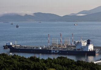 Petroleiro atracado no terminal de Kozmino, na Rússia, em operação de exportação.