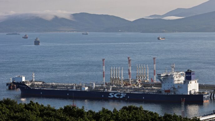Petroleiro atracado no terminal de Kozmino, na Rússia, em operação de exportação.