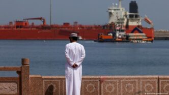 Navios cargueiros no Estreito de Ormuz durante crise geopolítica.