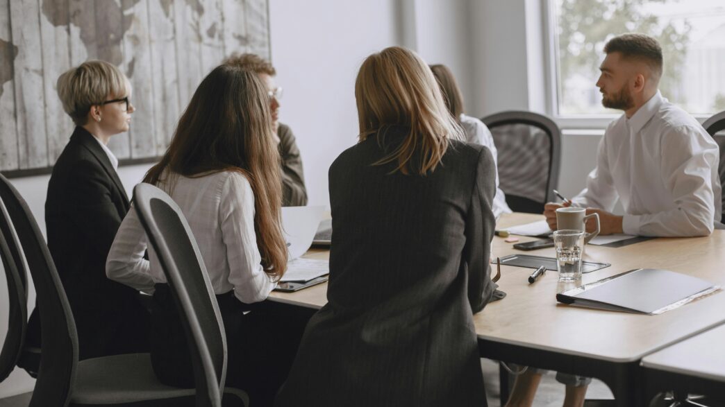 Executivas em ambiente corporativo moderno discutindo estratégia de negócios.