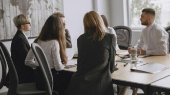 Executivas em ambiente corporativo moderno discutindo estratégia de negócios.