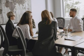 Executivas em ambiente corporativo moderno discutindo estratégia de negócios.