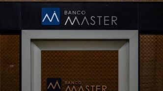Fachada de agência bancária do Banco Master
