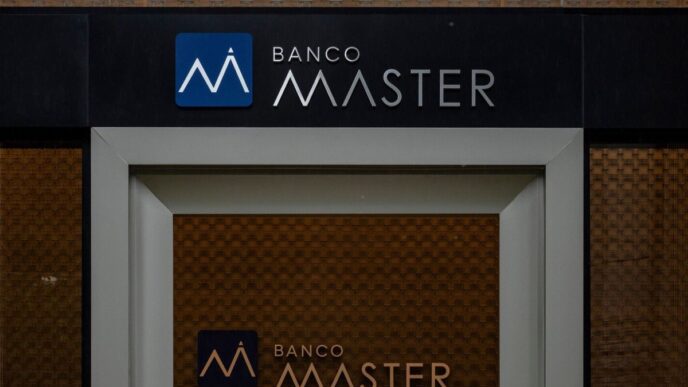 Fachada de agência bancária do Banco Master