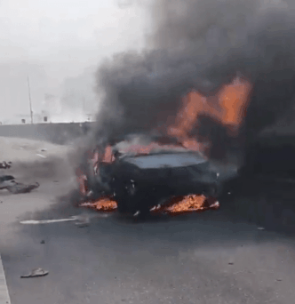 Caminhão-tanque após explosão na Via Dutra
