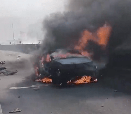 Caminhão-tanque após explosão na Via Dutra