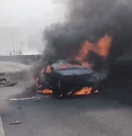 Caminhão-tanque após explosão na Via Dutra