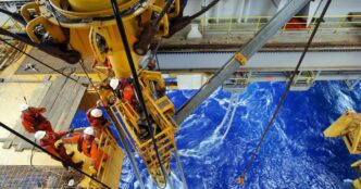 Navio petroleiro carregando petróleo para exportação em porto brasileiro.