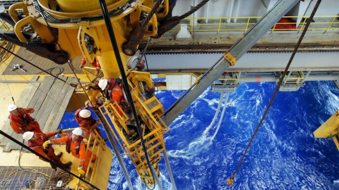 Navio petroleiro carregando petróleo para exportação em porto brasileiro.