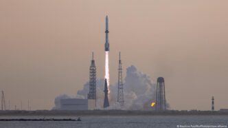 Foguete New Glenn da Blue Origin em base de lançamento.
