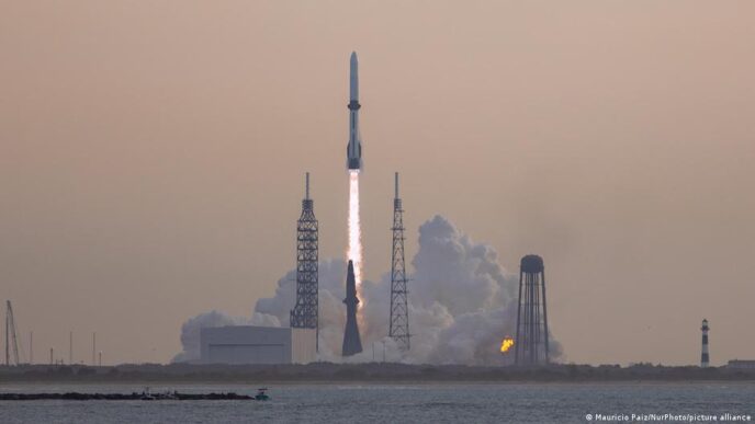 Foguete New Glenn da Blue Origin em base de lançamento.