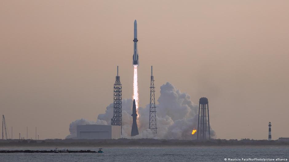 Foguete New Glenn da Blue Origin em base de lançamento.