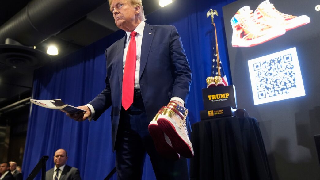 Donald Trump e seus filhos Eric e Donald Jr. em evento oficial.