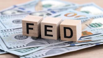 Representação gráfica de indicadores econômicos e metas de inflação do Fed.