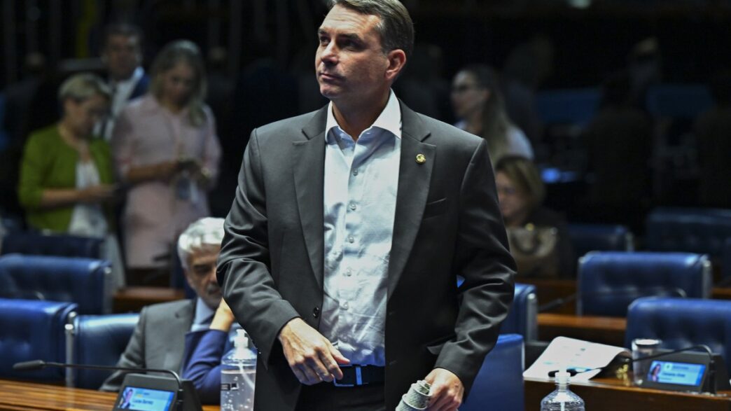 Flávio Bolsonaro critica STF e é alvo de críticas do ministro da Saúde em contexto de Política Econômica