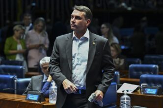 Flávio Bolsonaro critica STF e é alvo de críticas do ministro da Saúde em contexto de Política Econômica