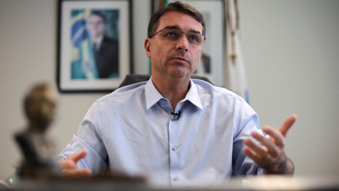 Senador Flávio Bolsonaro discursa em evento do setor agropecuário.