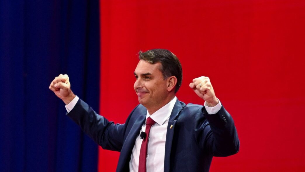 Senador Flávio Bolsonaro durante agenda no Mato Grosso.