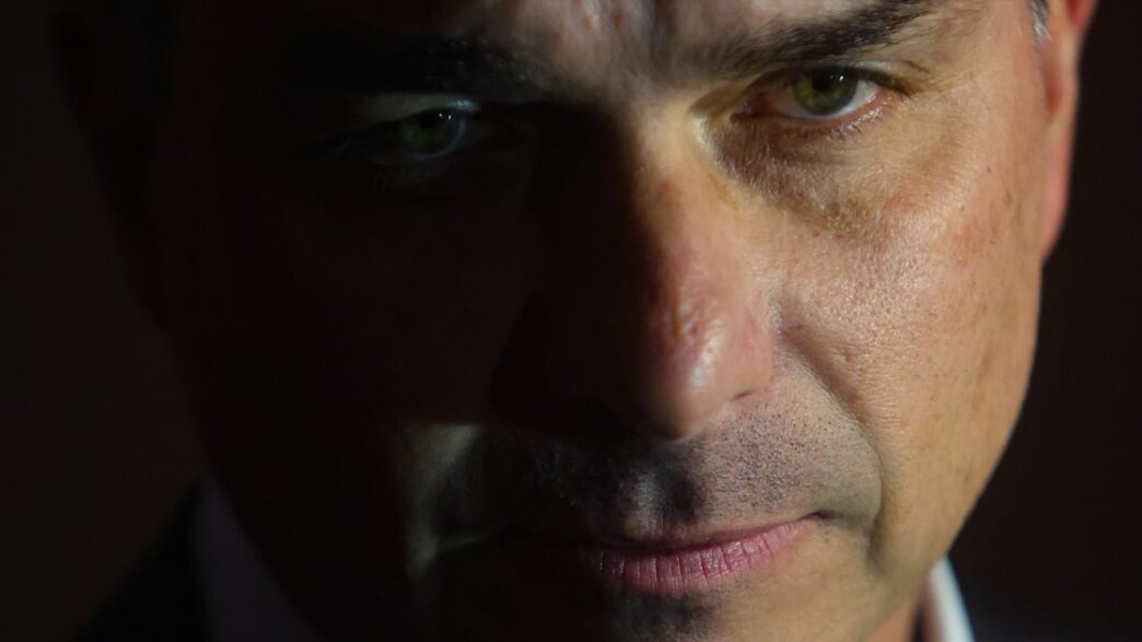 O senador Flávio Bolsonaro durante evento político.