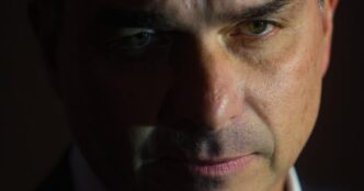 O senador Flávio Bolsonaro durante evento político.