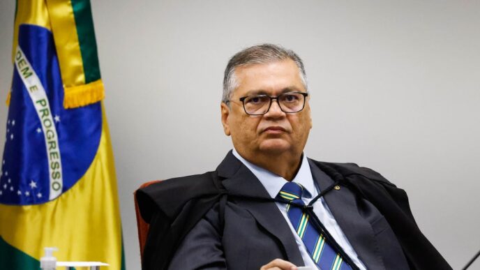 Flávio Dino propõe reforma do Judiciário e critica foco em 'autocontenção' em contexto de Política Econômica
