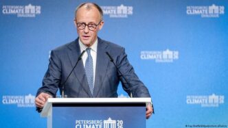 Friedrich Merz discursando sobre políticas climáticas e economia na Alemanha.