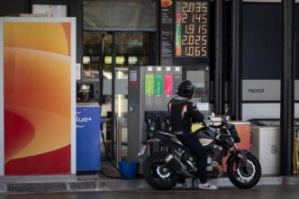 Posto de combustível na Espanha com preços de diesel e gasolina em destaque.