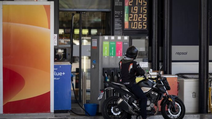 Posto de combustível na Espanha com preços de diesel e gasolina em destaque.
