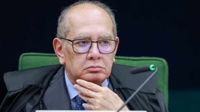 Ministro Gilmar Mendes durante sessão no Supremo Tribunal Federal.