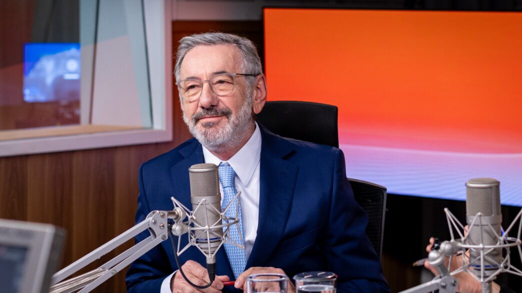 Ministro Márcio Elias Rosa durante entrevista sobre mineração