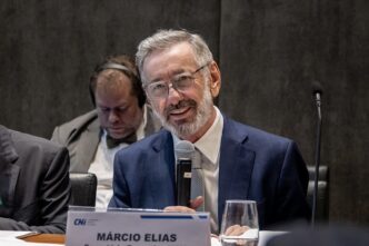 Ministro Márcio Elias Rosa discute políticas de desenvolvimento industrial.