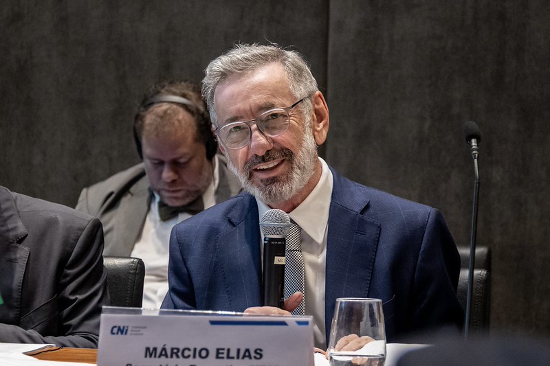 Ministro Márcio Elias Rosa discute políticas de desenvolvimento industrial.