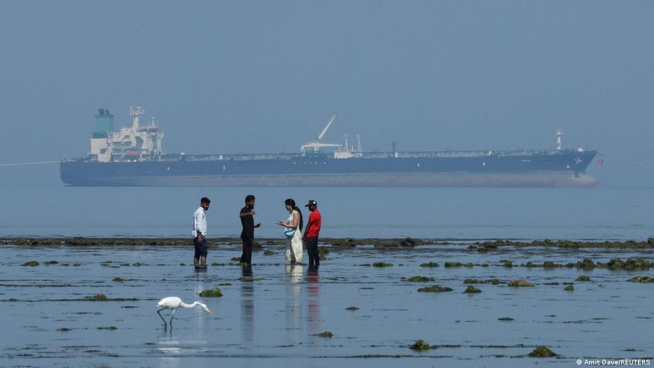 Navio petroleiro em operação marítima internacional.