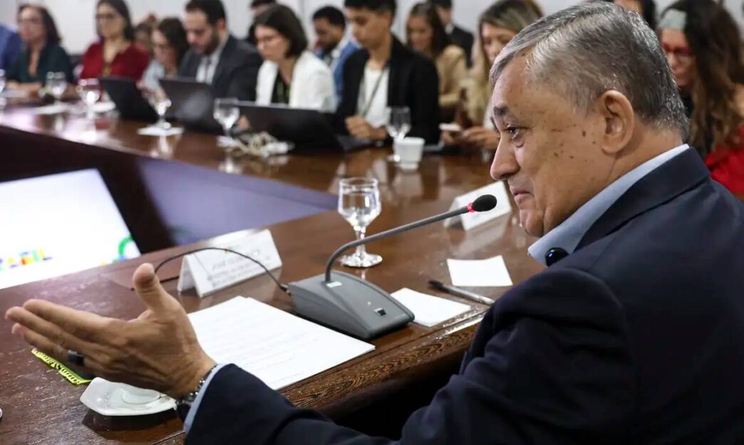 Ministro das Relações Institucionais José Guimarães em entrevista sobre pautas econômicas.