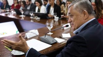 Ministro das Relações Institucionais José Guimarães em entrevista sobre pautas econômicas.