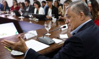 Ministro das Relações Institucionais José Guimarães em entrevista sobre pautas econômicas.