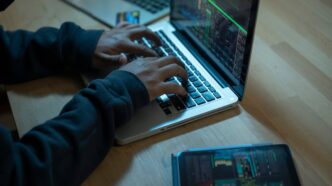 Representação digital de segurança de dados em infraestrutura governamental.