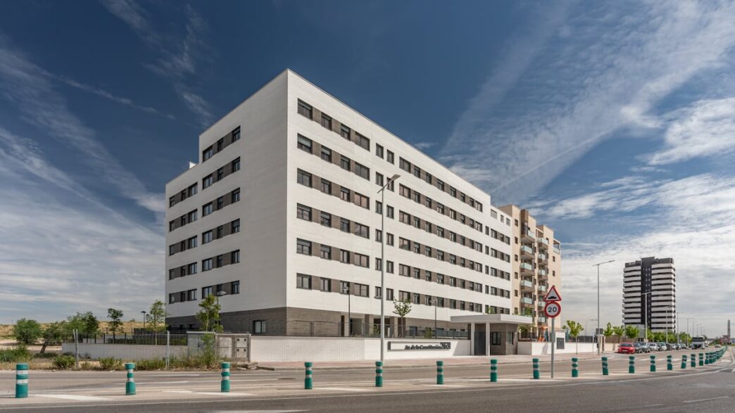Edifícios residenciais modernos operados pela marca BeCasa Essential na Espanha.