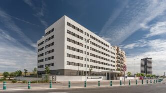 Edifícios residenciais modernos operados pela marca BeCasa Essential na Espanha.