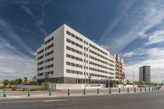 Edifícios residenciais modernos operados pela marca BeCasa Essential na Espanha.