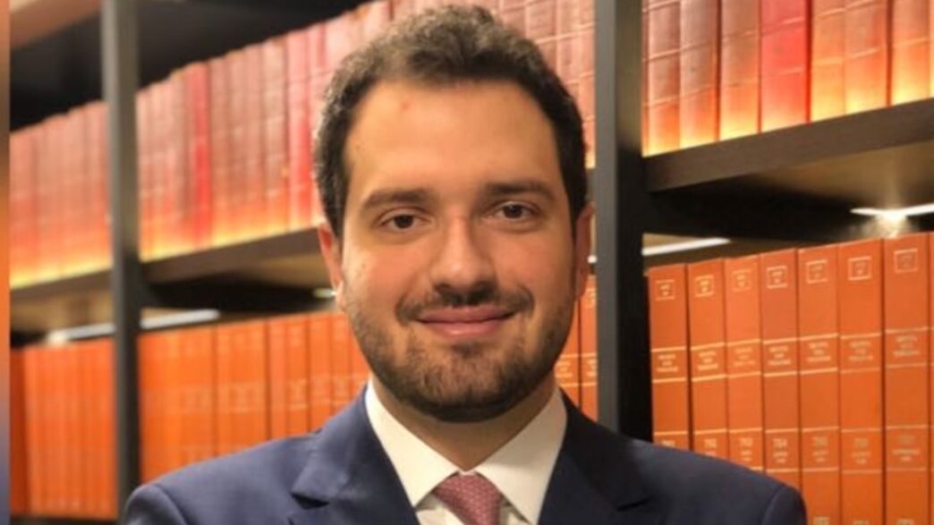 Representação conceitual de pais e filhos conectados em dispositivos digitais.